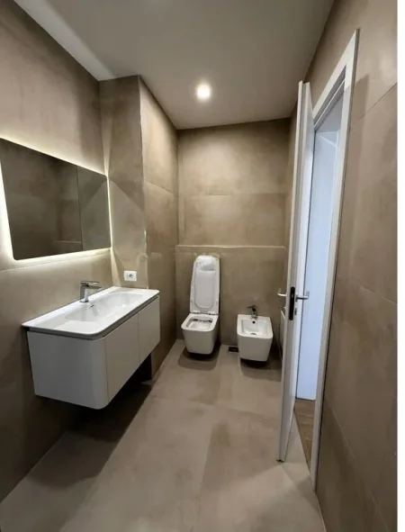 Tirane, jepet me qera zyre Kati 9, 120 m² 1.400 € (ish ekspozita)