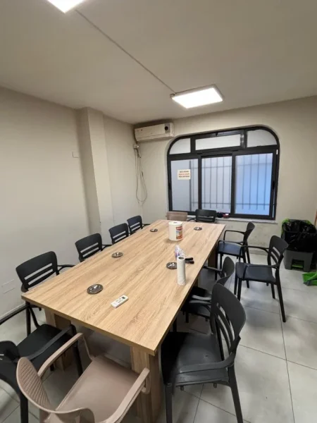 Tirane, jepet me qera zyre , 250 m² 2.500 € (21 Dhjetori)