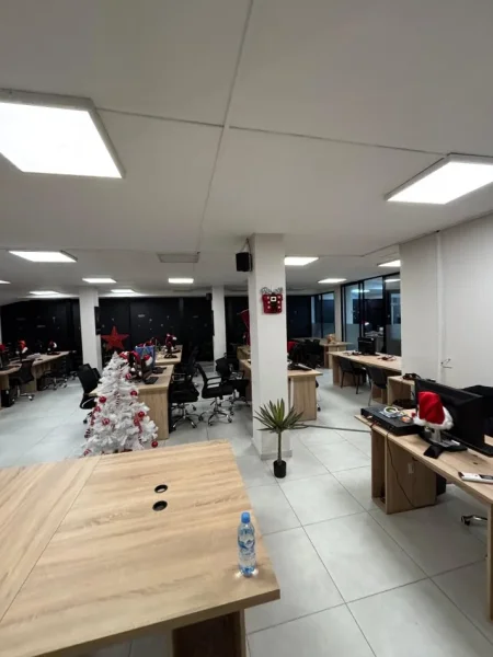 Tirane, jepet me qera zyre , 250 m² 2.500 € (21 Dhjetori)