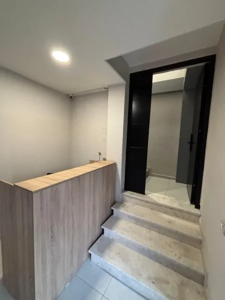 Tirane, jepet me qera zyre , 250 m² 2.500 € (21 Dhjetori)