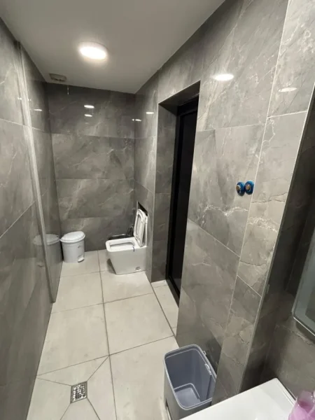 Tirane, jepet me qera zyre , 250 m² 2.500 € (21 Dhjetori)