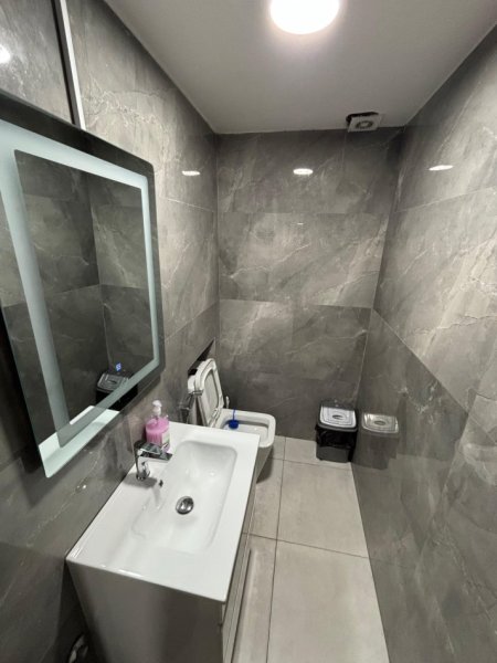 Tirane, jepet me qera zyre , 250 m² 2.500 € (21 Dhjetori)