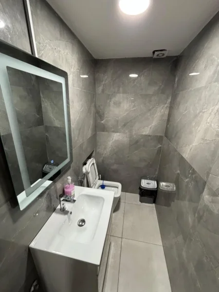 Tirane, jepet me qera zyre , 250 m² 2.500 € (21 Dhjetori)