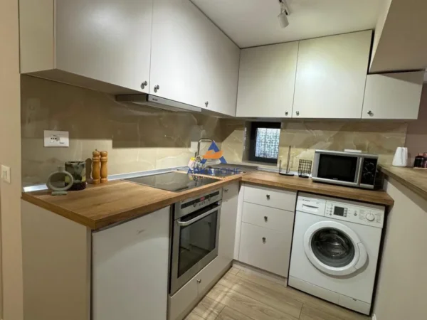 Tirane, jepet me qera apartament 2+1+Ballkon Kati 1, 80 m² 727 € 