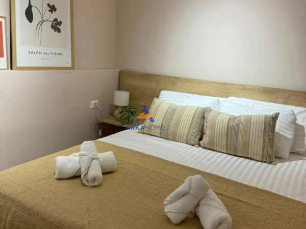 Tirane, jepet me qera apartament 2+1+Ballkon Kati 1, 80 m² 727 € 