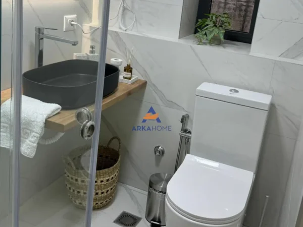 Tirane, jepet me qera apartament 2+1+Ballkon Kati 1, 80 m² 727 € 