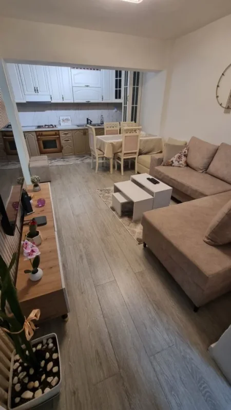 Jepet me Qera Apartament 2+1 I mobiluar tek Zogu i Zi / Rruga e Durrësit,  600 €URO