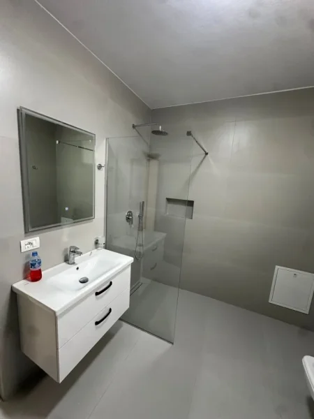 Tirane, jepet me qera apartament 2+1+Ballkon Kati 2, 100 m² 400 € (Shkoze)