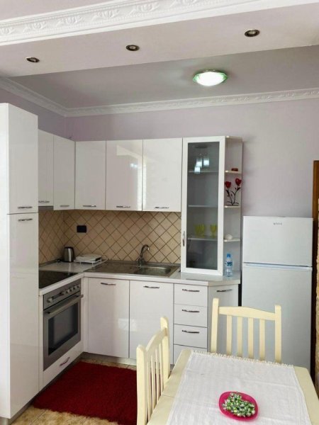 Tirane, jepet me qera apartament 2+1+Ballkon Kati 5, 80 m² 600 € (RRUGA E KAVAJES)