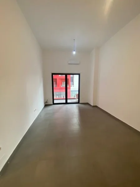 Tirane, jepet me qera ambjent biznesi Kati 1, 70 m² 700 € (Farmacia 10)