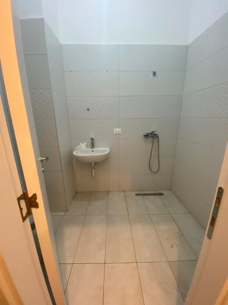 Tirane, jepet me qera ambjent biznesi Kati 1, 70 m² 700 € (Farmacia 10)