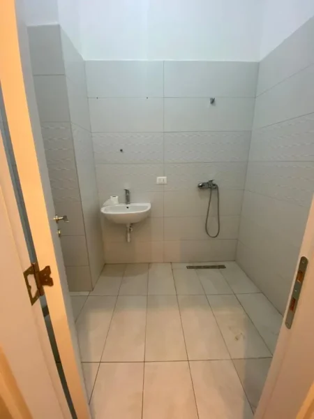 Tirane, jepet me qera ambjent biznesi Kati 1, 70 m² 700 € (Farmacia 10)