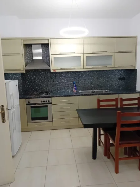 Tirane, jepet me qera apartament 1+1+Ballkon Kati 1, 70 m² 450 € (ASTIR)