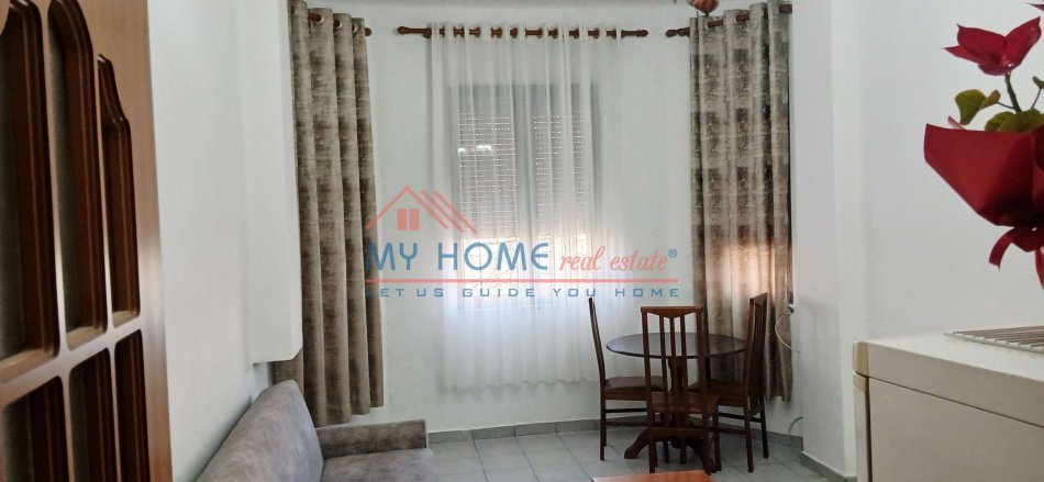 Tirane, jepet me qera zyre Kati 4, 50 m² 650 € (Bllok)