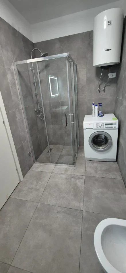 Tirane, jepet me qera apartament 2+1+Ballkon Kati 6, 96 m² 600 € (UNIVERS CITY)