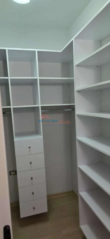 Tirane, jepet me qera apartament 3+1+Ballkon Kati 2, 118 m² 1.000 € (Rruga Rrapo Hekali)