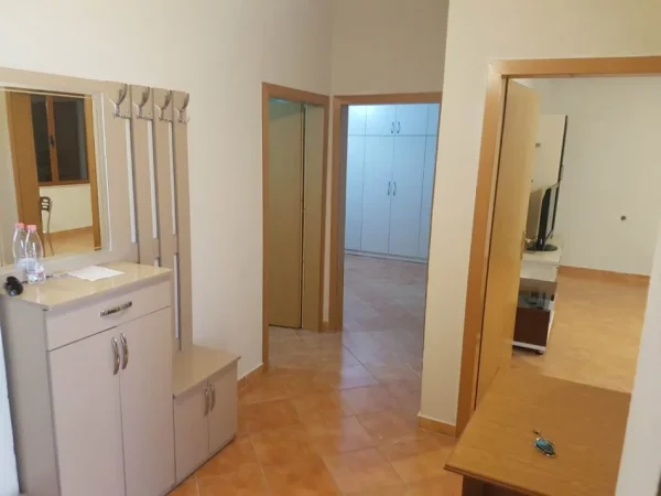 Tirane, jepet me qera apartament 2+1 Kati 1, 500 € 
