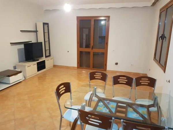 Tirane, jepet me qera apartament 2+1 Kati 1, 500 € 