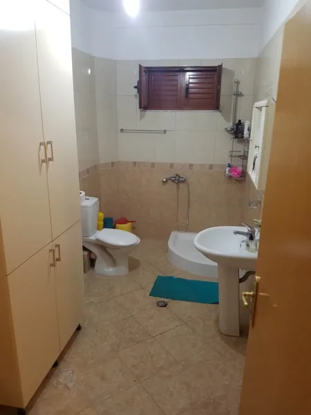 Tirane, jepet me qera apartament 2+1 Kati 1, 500 € 