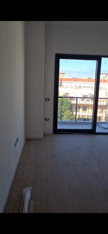 Tirane, jepet me qera zyre Kati 4, 106 m² 800 € (RRUGA E BARRIKADAVE)