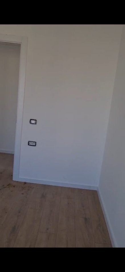 Tirane, jepet me qera zyre Kati 4, 106 m² 800 € (RRUGA E BARRIKADAVE)