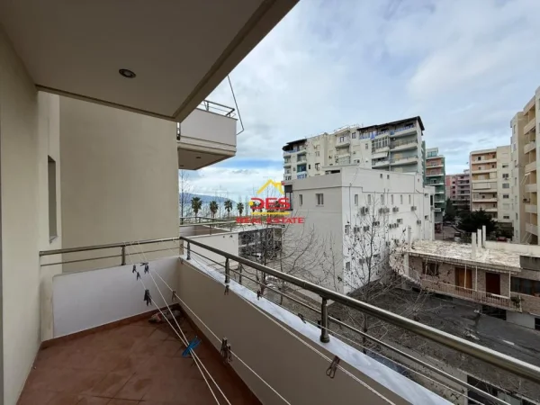 Vlore, jepet me qera apartament 2+1+Ballkon Kati 4, 120 m² 450 € (Lungomare)