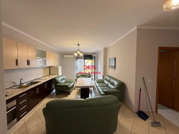 Vlore, jepet me qera apartament 2+1+Ballkon Kati 4, 120 m² 450 € (Lungomare)