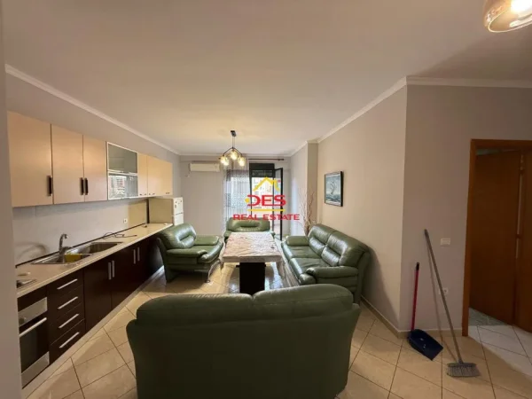 Vlore, jepet me qera apartament 2+1+Ballkon Kati 4, 120 m² 450 € (Lungomare)