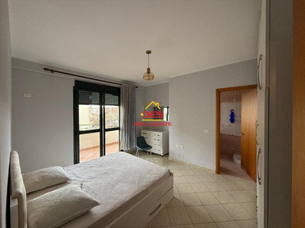 Vlore, jepet me qera apartament 2+1+Ballkon Kati 4, 120 m² 450 € (Lungomare)
