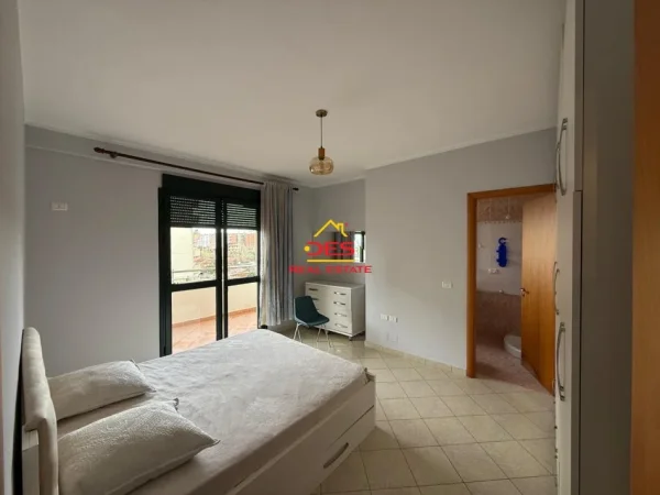 Vlore, jepet me qera apartament 2+1+Ballkon Kati 4, 120 m² 450 € (Lungomare)