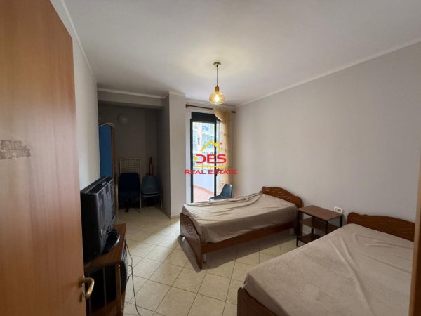 Vlore, jepet me qera apartament 2+1+Ballkon Kati 4, 120 m² 450 € (Lungomare)