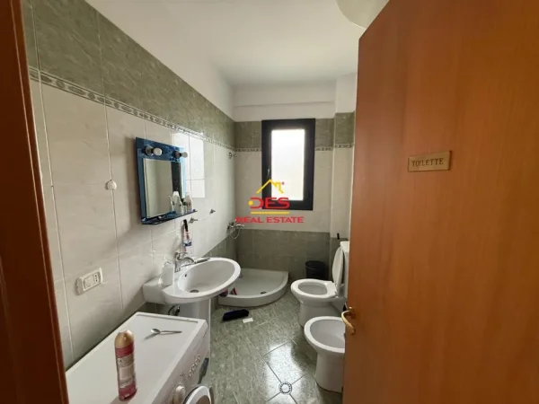 Vlore, jepet me qera apartament 2+1+Ballkon Kati 4, 120 m² 450 € (Lungomare)