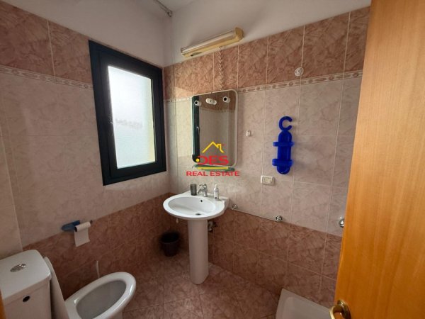 Vlore, jepet me qera apartament 2+1+Ballkon Kati 4, 120 m² 450 € (Lungomare)