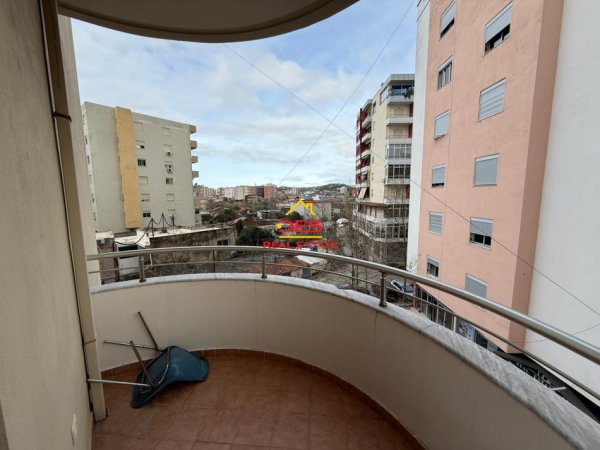 Vlore, jepet me qera apartament 2+1+Ballkon Kati 4, 120 m² 450 € (Lungomare)