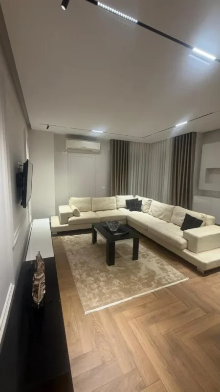 Tirane, jepet me qera apartament 2+1 + Post Parkingu  Kati 5, 90 m² 1.100 € (Rruga Hoxha Tahsim)