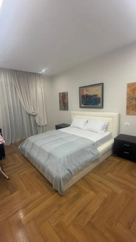 Tirane, jepet me qera apartament 2+1 + Post Parkingu  Kati 5, 90 m² 1.100 € (Rruga Hoxha Tahsim)