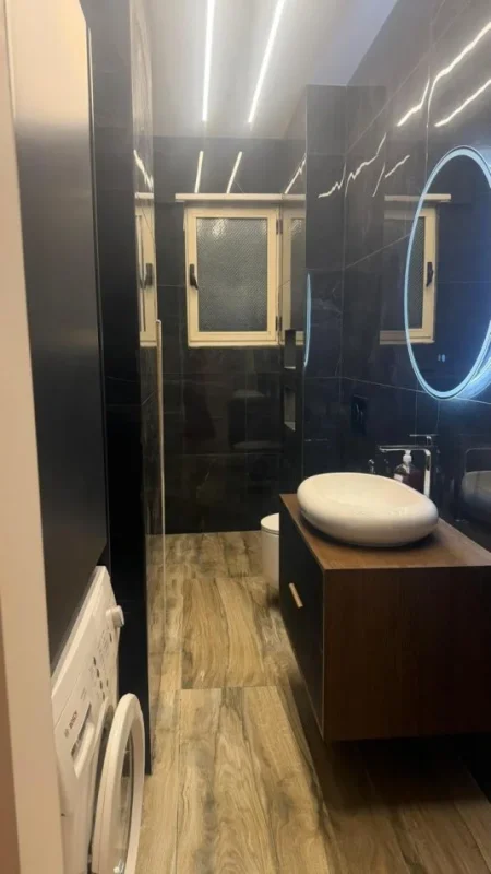 Tirane, jepet me qera apartament 2+1 + Post Parkingu  Kati 5, 90 m² 1.100 € (Rruga Hoxha Tahsim)