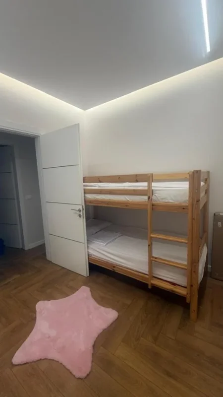 Tirane, jepet me qera apartament 2+1 + Post Parkingu  Kati 5, 90 m² 1.100 € (Rruga Hoxha Tahsim)