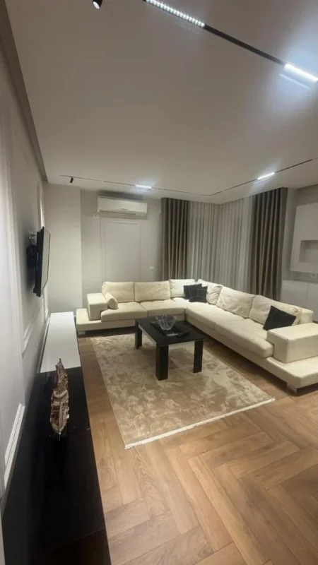Tirane, jepet me qera apartament 2+1 + Post Parkingu  Kati 5, 90 m² 1.100 € (Rruga Hoxha Tahsim)