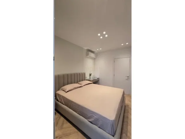 Tirane, jepet me qera apartament 2+1+Aneks+Ballkon Kati 6, 105 m² 2.000 € (Pazari i ri)