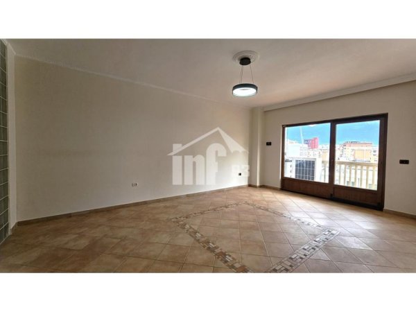 Tirane, jepet me qera zyre Kati 5, 120 m² 1.000 € (PRANË RTSH DHE LICEUT ARTISTIK)