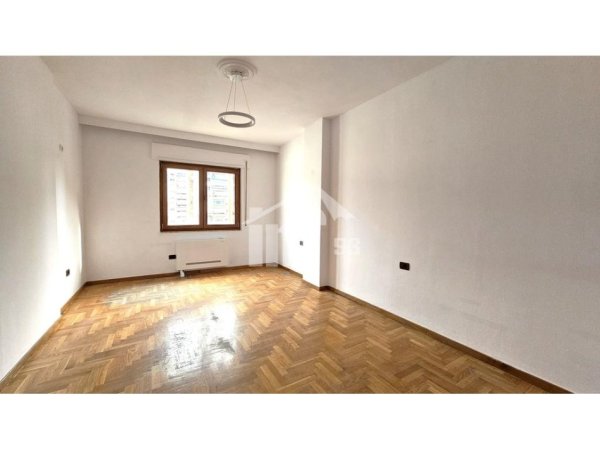 Tirane, jepet me qera zyre Kati 5, 120 m² 1.000 € (PRANË RTSH DHE LICEUT ARTISTIK)
