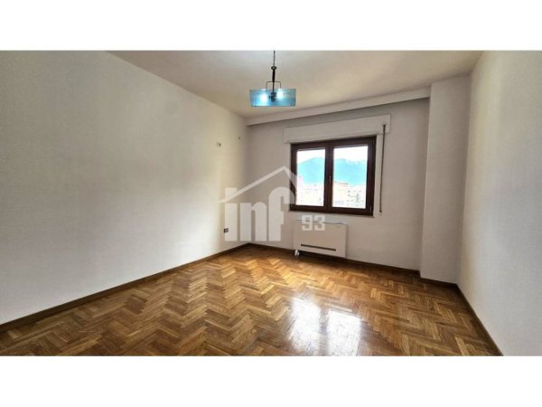 Tirane, jepet me qera zyre Kati 5, 120 m² 1.000 € (PRANË RTSH DHE LICEUT ARTISTIK)