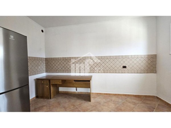 Tirane, jepet me qera zyre Kati 5, 120 m² 1.000 € (PRANË RTSH DHE LICEUT ARTISTIK)