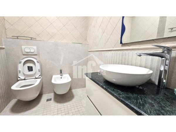 Tirane, jepet me qera zyre Kati 5, 120 m² 1.000 € (PRANË RTSH DHE LICEUT ARTISTIK)