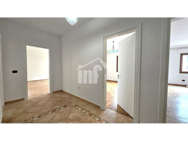 Tirane, jepet me qera zyre Kati 5, 120 m² 1.000 € (PRANË RTSH DHE LICEUT ARTISTIK)