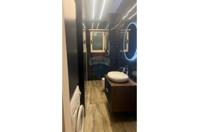 Shqiperi, jepet me qera apartament 2+1+Ballkon , 81 m² 1.100 € (rruga Isa Boletini)