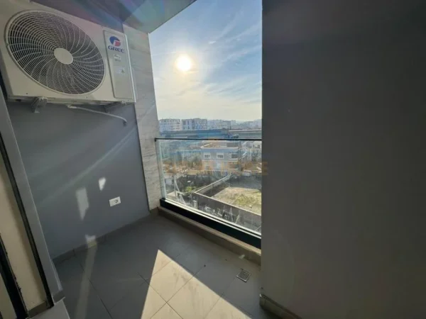 Tirane, jepet me qera zyre Kati 4, 57 m² 400 € (Jordan Misja)