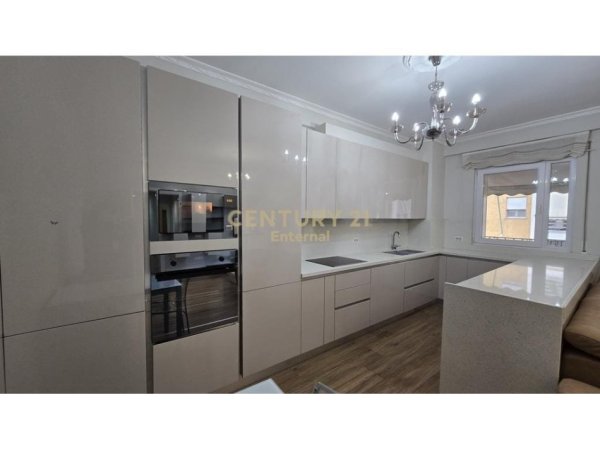 Tirane, jepet me qera apartament 2+1 Kati 5, 114 m² 1.000 € (Stadiumi Dinamo)