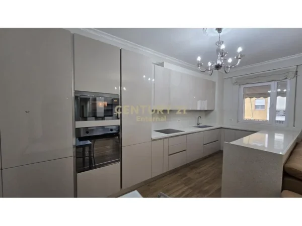 Tirane, jepet me qera apartament 2+1 Kati 5, 114 m² 1.000 € (Stadiumi Dinamo)